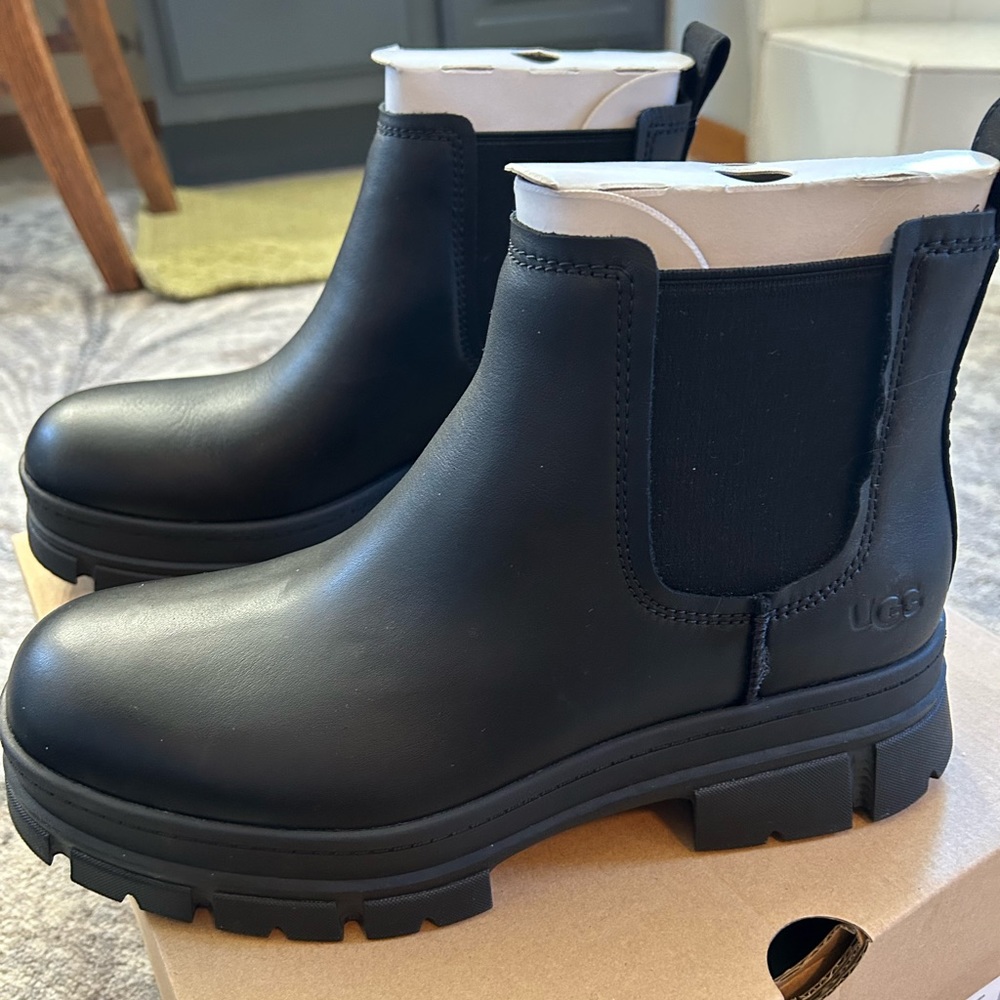 Ugg Ashton Chelsea Boots Women’s Sz 10 - Never Worn